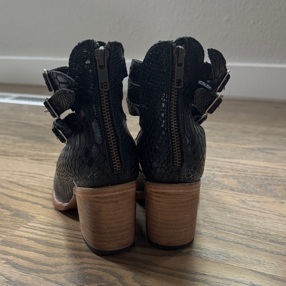 Freebird Black Strappy Women's Shoes- size:6 - like new condition! - Picture 5 of 8